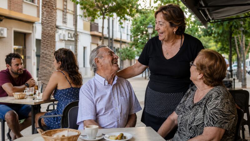 Propietaria de un bar de San Joaquín atendiendo a clientes habituales