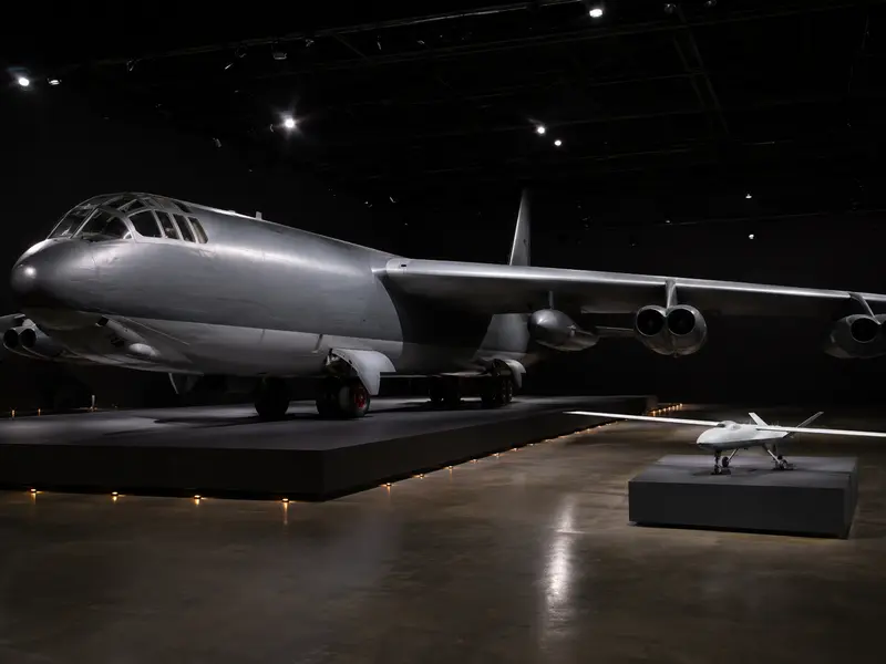 Comparación visual entre un enorme bombardero estratégico y un pequeño dron