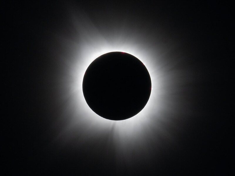 Corona solar visible durante un eclipse total de Sol