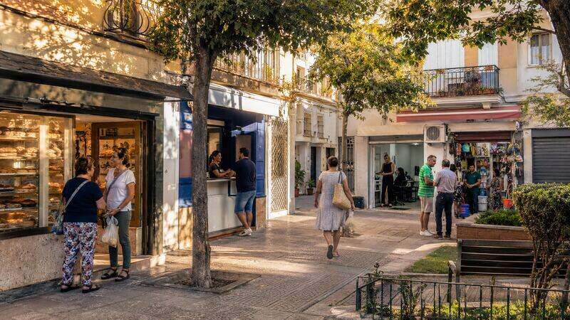 Comercios y vecinos en el barrio de San Joaquín en Jerez