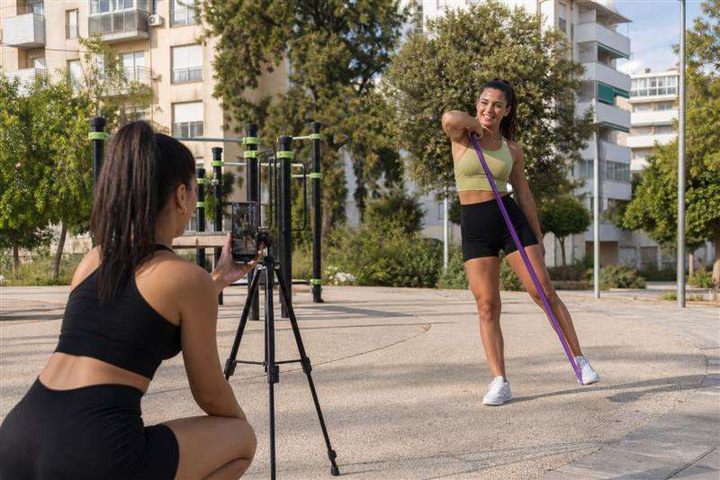 Entrenadora personal graba contenido para redes sociales en un parque de San Joaquín, Jerez