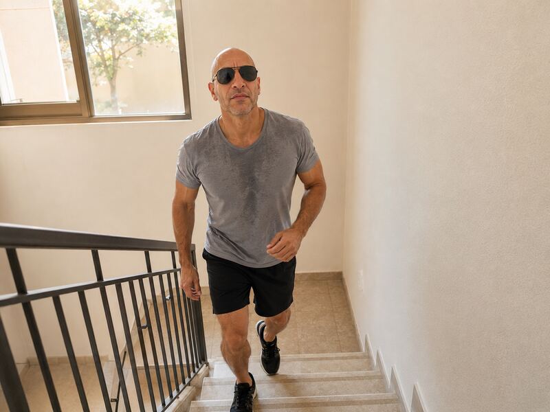 Mel sube a casa por las escaleras después de correr