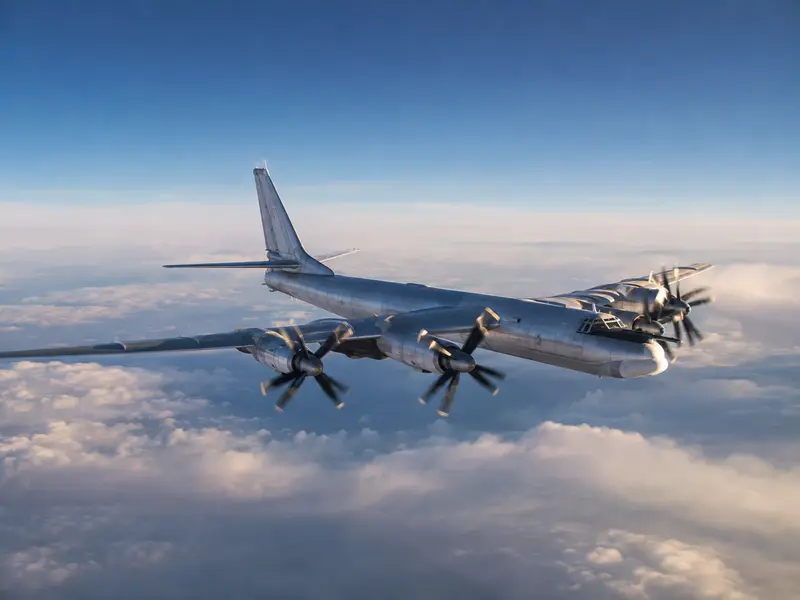 Bombardero estratégico Tu-95 volando sobre las nubes con sus cuatro motores turbohélice