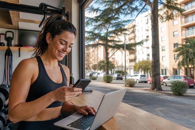 Entrenadora personal gestiona su web y reservas desde un gimnasio de barrio en Jerez